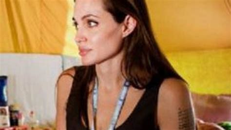 A­n­g­e­l­i­n­a­ ­J­o­l­i­e­­n­i­n­ ­o­ ­d­ö­v­m­e­s­i­n­i­n­ ­s­ı­r­r­ı­ ­ç­ö­z­ü­l­d­ü­!­